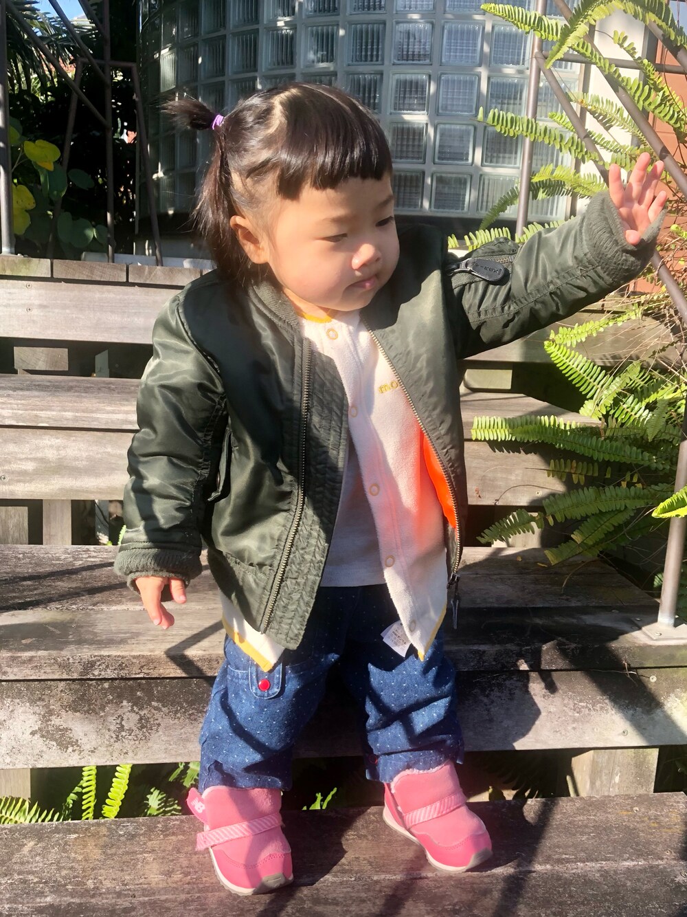「ニューバランス996、ニューバランス、New Balance、スニーカー、ストリート、スニーカーコーデ、デニム、デニムパンツ、MA-1、フリース、1歳、古着、古着MIX、キッズコーデ、カジュアル」｜「Biquette Clubのアイテム（Tシャツ/カットソー、ベージュ系）」を使った、hanamaruさん（キッズ・80cm）の冬コーディネートの1枚目の写真