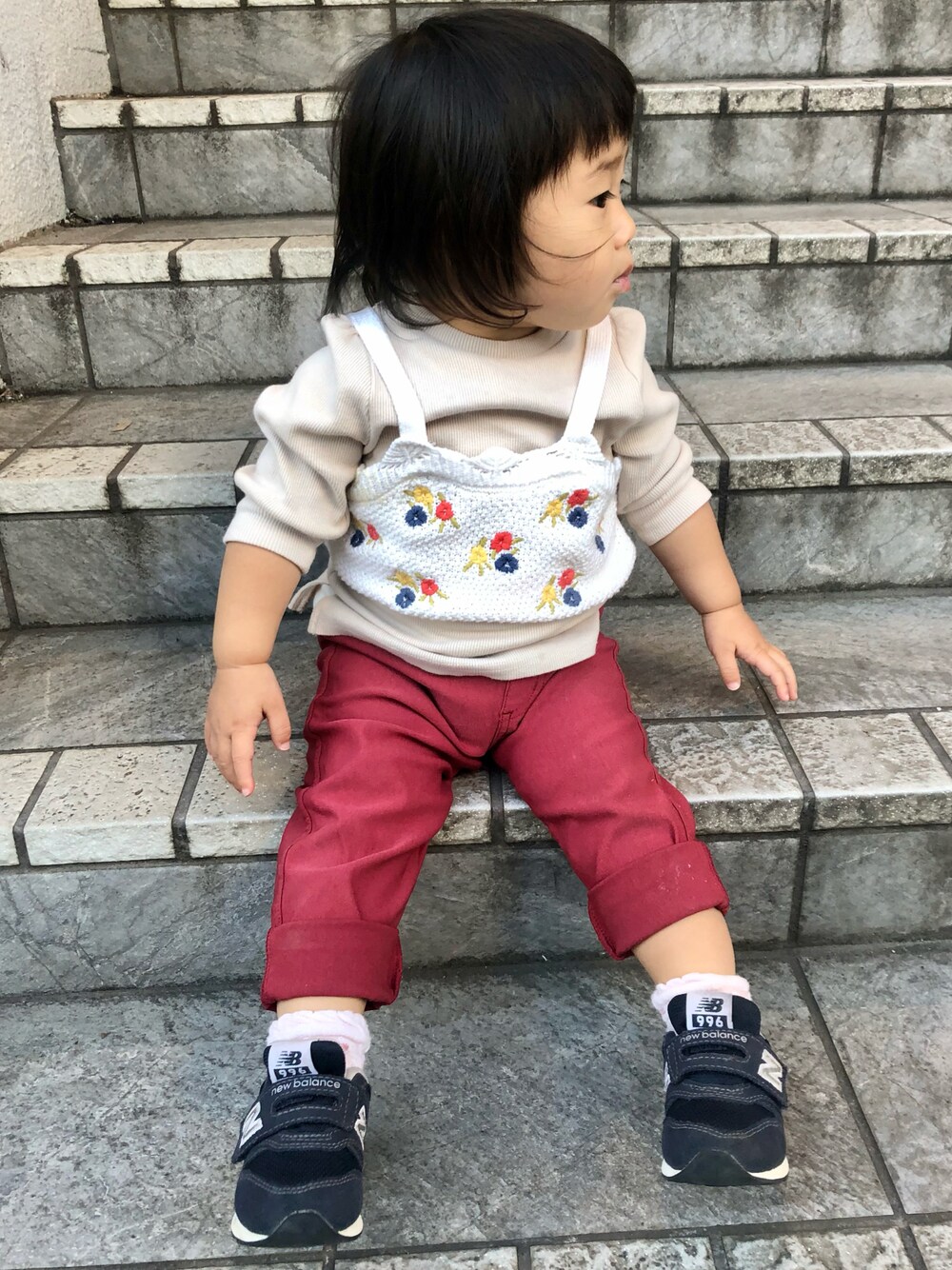 「カジュアル、レイヤード、New Balance、レッド、ニューバランス、レイヤードスタイル、スニーカーコーデ、プチプラ、プチプラコーデ、1歳、女の子、西松屋、ニューバランス996、秋コーデ、ptite main」｜「petit mainのウォッシャブル 花刺しゅうニットビスチェ×Tシャツセット（ニット/セーター、ベージュ系）」を使った、hanamaruさん（キッズ・70cm）の秋コーディネートの1枚目の写真
