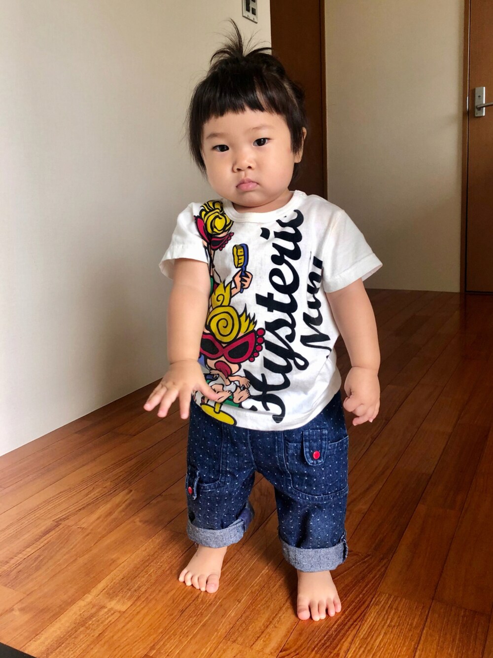 「古着、デニム、カジュアル、ストリート、デニムパンツ、古着MIX、プリントT、シンプルコーデ、1歳、女の子、白Tシャツ、古着コーデ、ヒスミニ、キッズファッション、ラブアンドピース2021」｜「HYSTERIC MINIのアイテム（Tシャツ/カットソー、ホワイト系）」を使った、hanamaruさん（キッズ・70cm）の秋コーディネートの1枚目の写真
