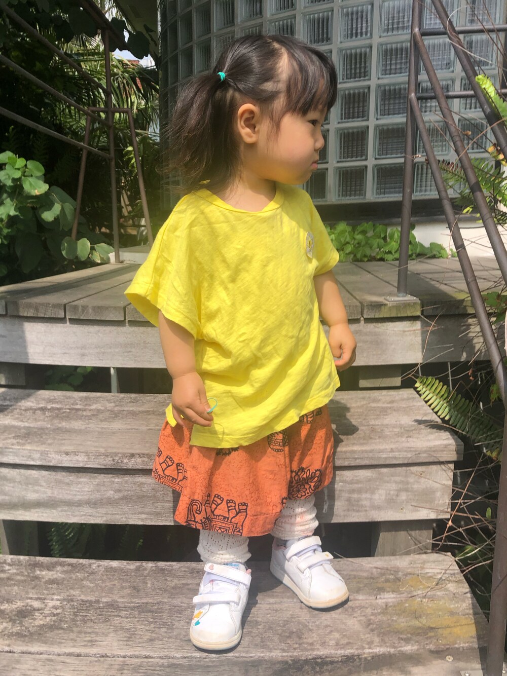「イエロー、イエローコーデ、白スニーカー、レッグウォーマー、夏コーデ、キッズファッション、プチプラ、coen、ハンドメイド、ハンドメイド子供服、handmade、reebok、Tシャツ、女の子、キッズコーデ」｜「coenの【coen キッズ/ジュニア】DRINKカラーTシャツ（Tシャツ/カットソー、イエロー系）」を使った、hanamaruさん（キッズ・80cm）の春コーディネートの1枚目の写真