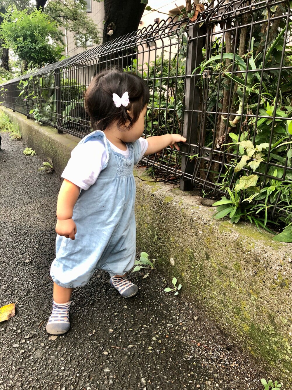 「キッズファッション、白Tシャツ、キッズコーデ、こどもコーデ、むすめ服、パンツスタイル、1歳、プチプラ、プチプラコーデ、プチプラでかなうトータルコーデ、オールインワン、サロペットスカート、デニムコーデ、ゆるコーデ」｜「GAPのアイテム（オールインワン・サロペット、ブルー系）」を使った、hanamaruさん（キッズ・70cm）の秋コーディネートの1枚目の写真