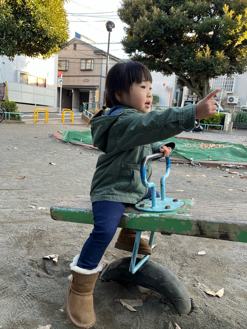 「プチプラ、UGGムートン、UGG、ムートン、ムートンブーツ、ブーツ、ブーツスタイル、カーキ、カーキアウター、アーミージャケット、アーミー」｜「OLD NAVYのアイテム（ミリタリージャケット、グリーン系）」を使った、hanamaruさん（キッズ・80cm）の冬コーディネートの1枚目の写真