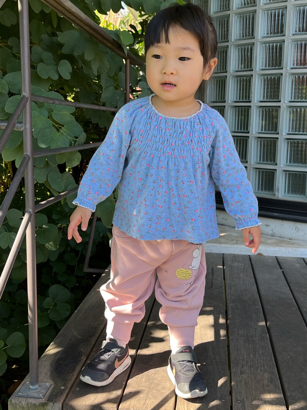 「プチプラ、ブチプラコーデ、プチプラミックス、スウェット、スウェットパンツ、スウェットコーデ、ピンクパンツ、スニーカー、NIKE、NIKE AIR MAX、エアマックス、カジュアルコーデ、カジュアル、おんなのこ、ナイキスニーカー」｜「no brandのアイテム（Tシャツ/カットソー、ブルー系）」を使った、hanamaruさん（キッズ・80cm）の秋コーディネートの1枚目の写真