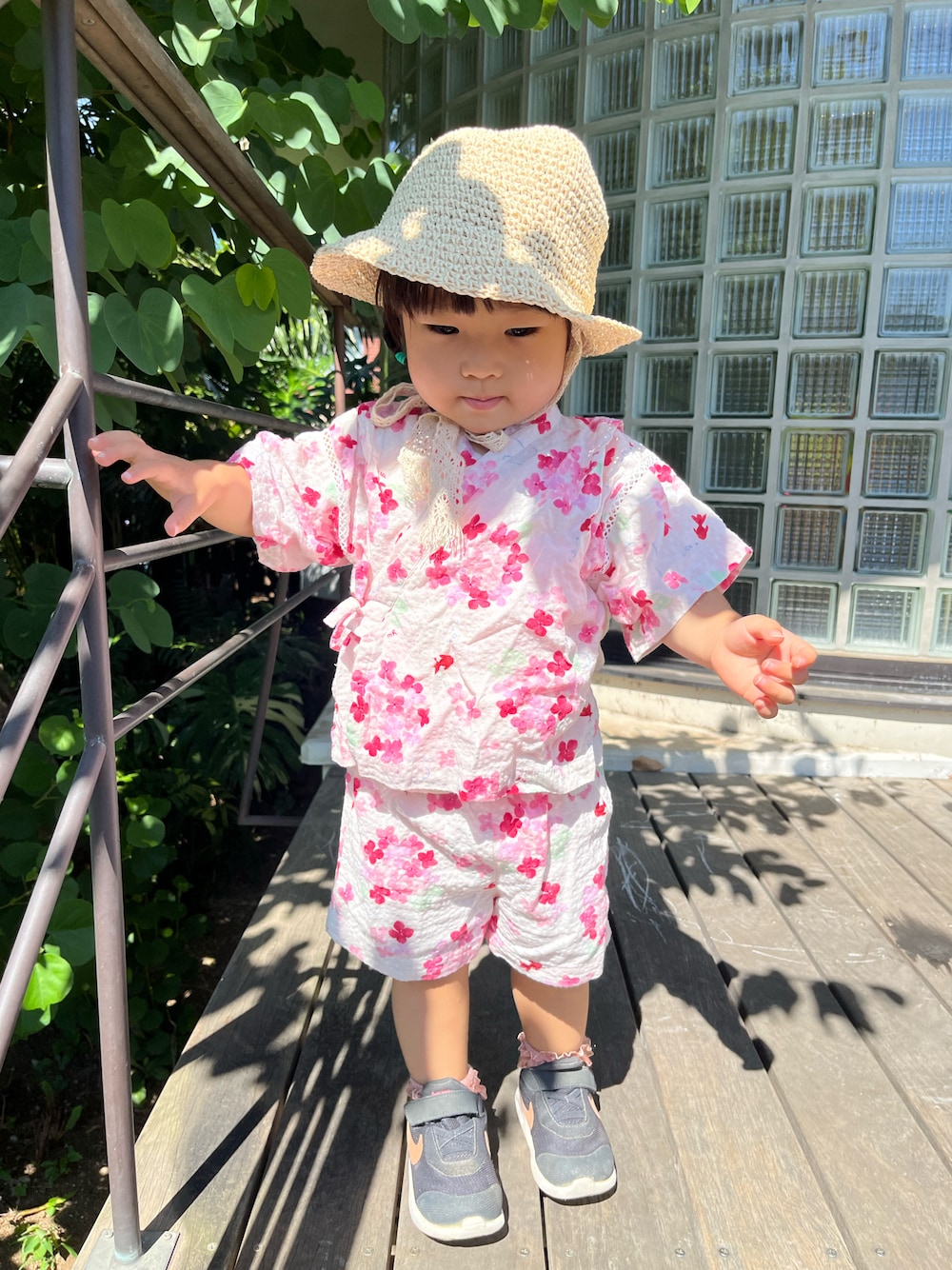 「甚平、セットアップ、帽子、むぎわら帽子、ムギワラハット、花柄、ナイキ、ナイキスニーカー、エアマックス、NIKE、NIKE AIR MAX、スニーカー、夏コーデ、キッズコーデ、涼しい」｜「SHEINのアイテム（帽子、ベージュ系）」を使った、hanamaruさん（キッズ・80cm）の夏コーディネートの1枚目の写真