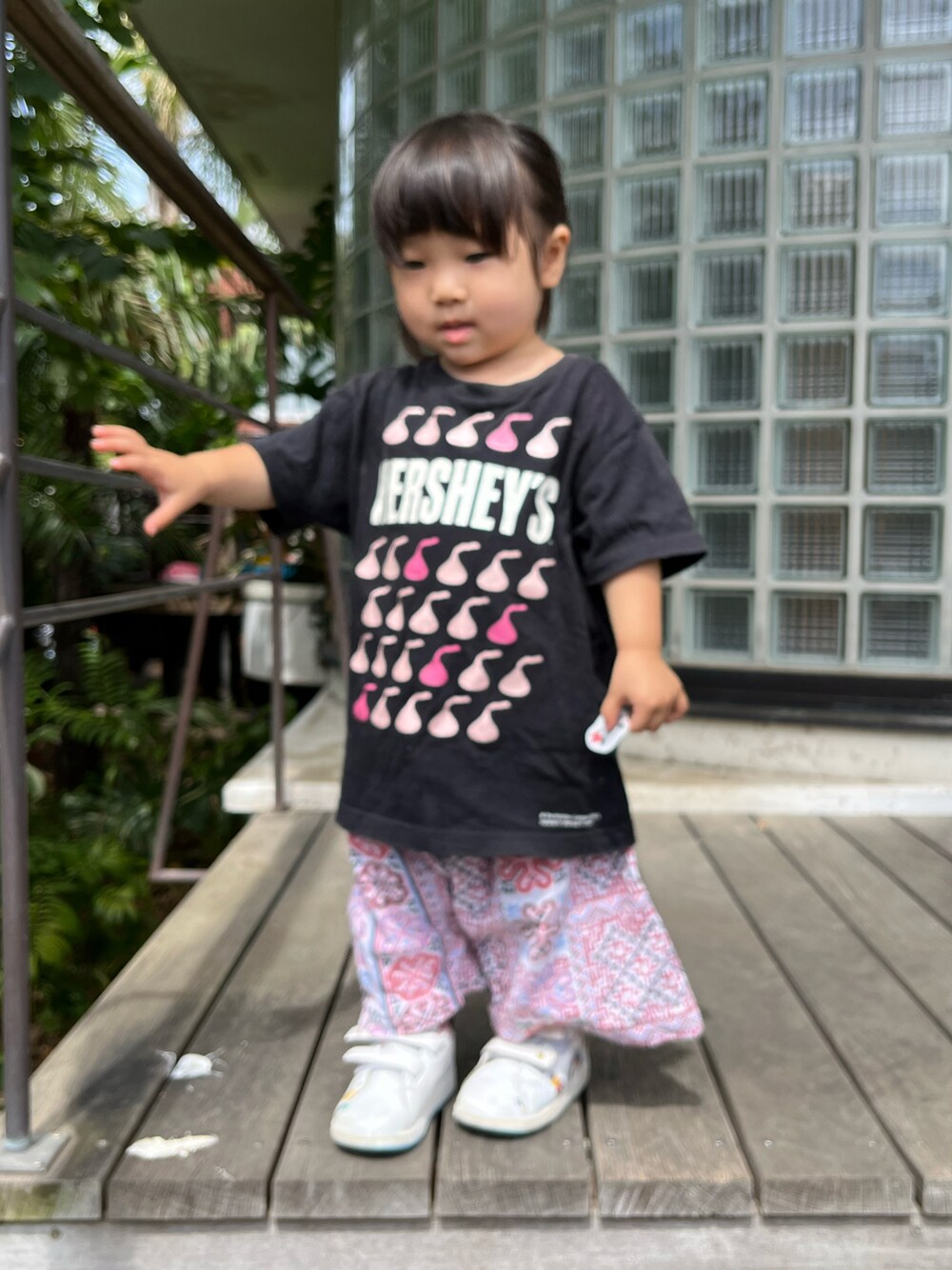 「夏だ！Tシャツ着よう！、Tシャツ、UNIQLO、UT、ハンドメイド、ハンドメイド子供服、handmade、柄パンツ、ワイドパンツ、ワイドシルエット、ゆるコーデ、ゆるパンツ、オーバーサイズ、reebok、スニーカー」｜「UNIQLOのアイテム（Tシャツ/カットソー、ブラック系）」を使った、hanamaruさん（キッズ・80cm）の夏コーディネートの1枚目の写真
