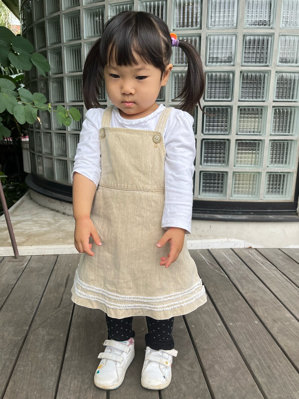 「ジャンパースカート、ワンピース、ワンピース×スニーカー、ワンピーススタイル、ワンピースコーデ、ジャンスカ、キッズファッション、ロンT、レイヤードスタイル、レイヤード、Ralph Lauren、白Tシャツ、レギンス、白スニーカー、reebok」｜「HusHusHのアイテム（ジャンパースカート、ベージュ系）」を使った、hanamaruさん（キッズ・80cm）の秋コーディネートの1枚目の写真