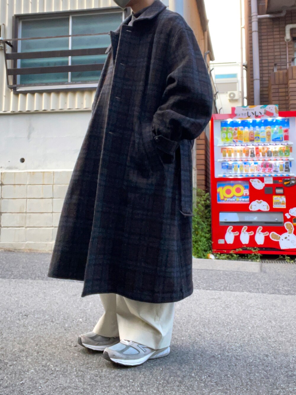 「STUDIONICHOLSON、stein、シンプルコーデ、コート、ビッグシルエット、チェック柄に恋してる、冬コーデ、おしゃれさんと繋がりたい、ブラウン、秋のコーデ、オトナカジュアル」｜「NEW BALANCEのNew Balance M990 v5 m990gl5（スニーカー、グレー系）」を使った、nii相互さん（メンズ・165cm）の秋コーディネートの1枚目の写真