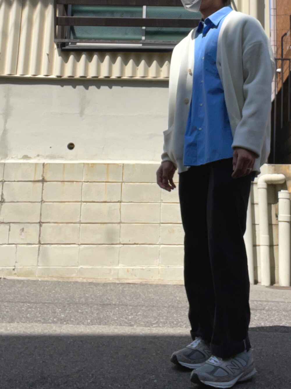 「シャツスタイル、カーティガン、春コーデ、シンプルコーデ、休日スタイル、おしゃれさんと繋がりたい、いいね、save、フォローお願いします🤑、スニーカーコーデ、はじめましてコーデ、春カラー、プチプラ、GU」｜「DickiesのDickies/ディッキーズ THE ORIGINAL FIT 874 TCツイル センタープレス オリジナルフィット ワイドチノ ワークパンツ（チノパンツ、ブラック系）」を使った、nii相互さん（メンズ・165cm）の春コーディネートの1枚目の写真