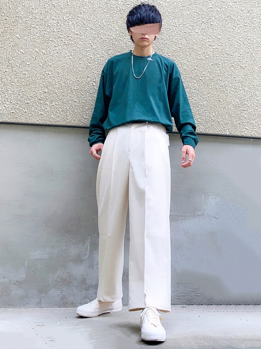 「スニーカー、秋のコーデ、ロンT、ユニクロ、休日スタイル、ワイドパンツ、プチプラ、タックイン、白パンツ、きれいめカジュアル、シンプルコーデ、プチプラコーデ、秋コーデ、ラブアンドピース2021」｜「TUTTUのTUTTUオリジナルロゴ  ロングスリーブロンT（Tシャツ/カットソー、グリーン系）」を使った、Tenshinさん（メンズ・172cm）の秋コーディネートの1枚目の写真