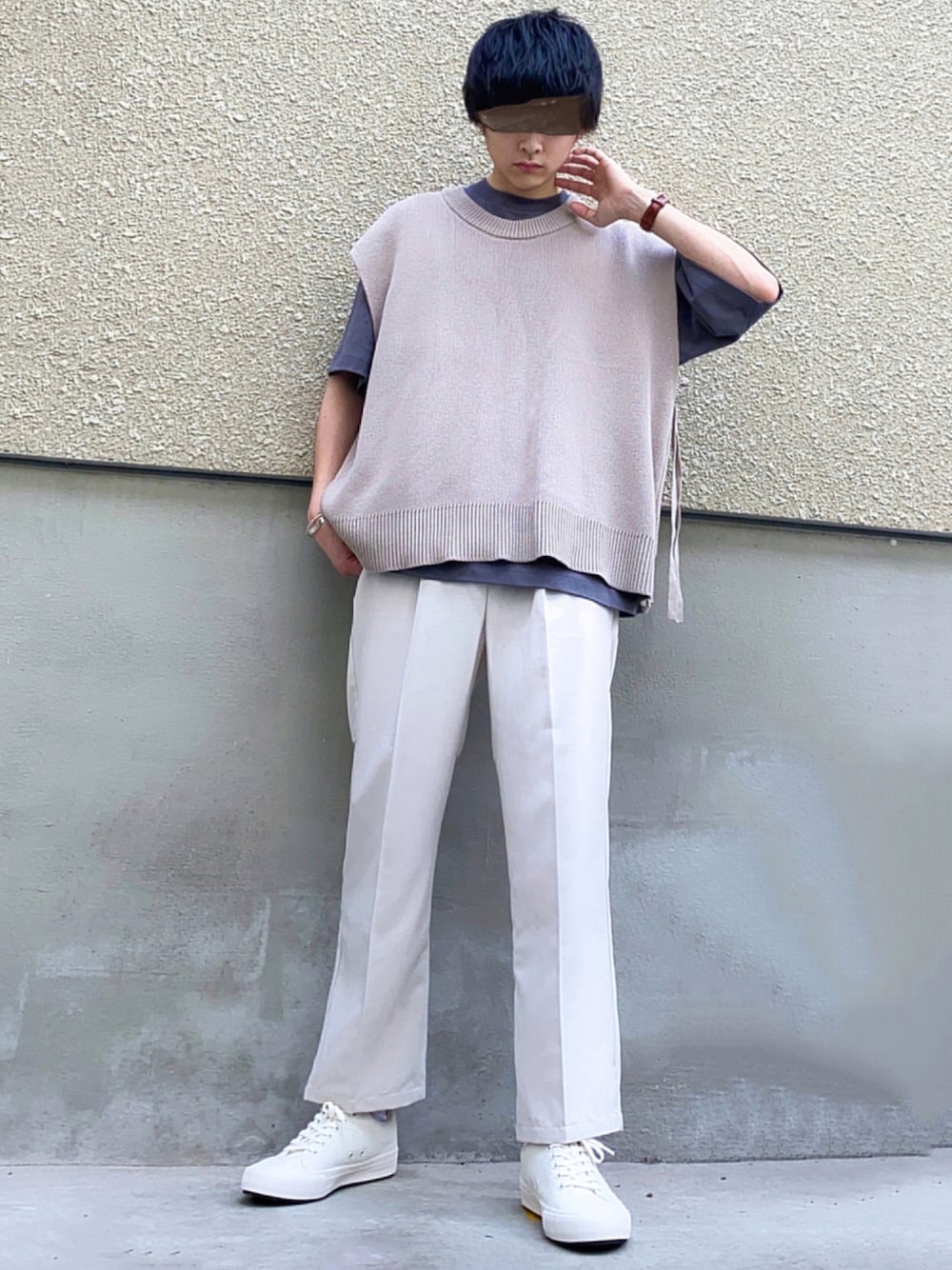 グレー系のTシャツ/カットソー、ベージュ系のベスト、ベージュ系のその他パンツを着用したメンズの夏コーディネートの1枚目の写真