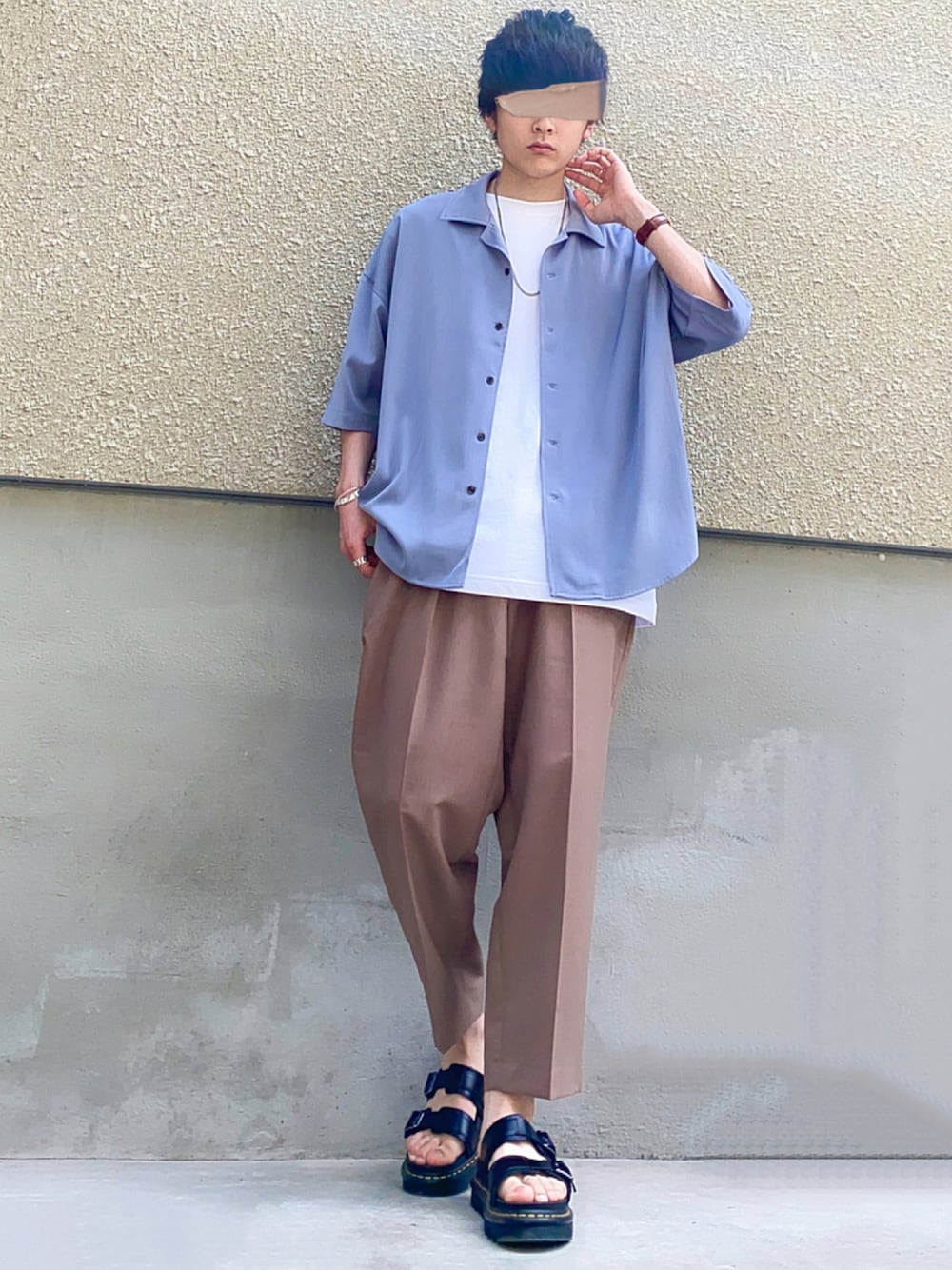 ブルー系のシャツ/ブラウス、ブラウン系のパンツ、ブラック系のサンダルを着用したメンズの夏コーディネートの1枚目の写真