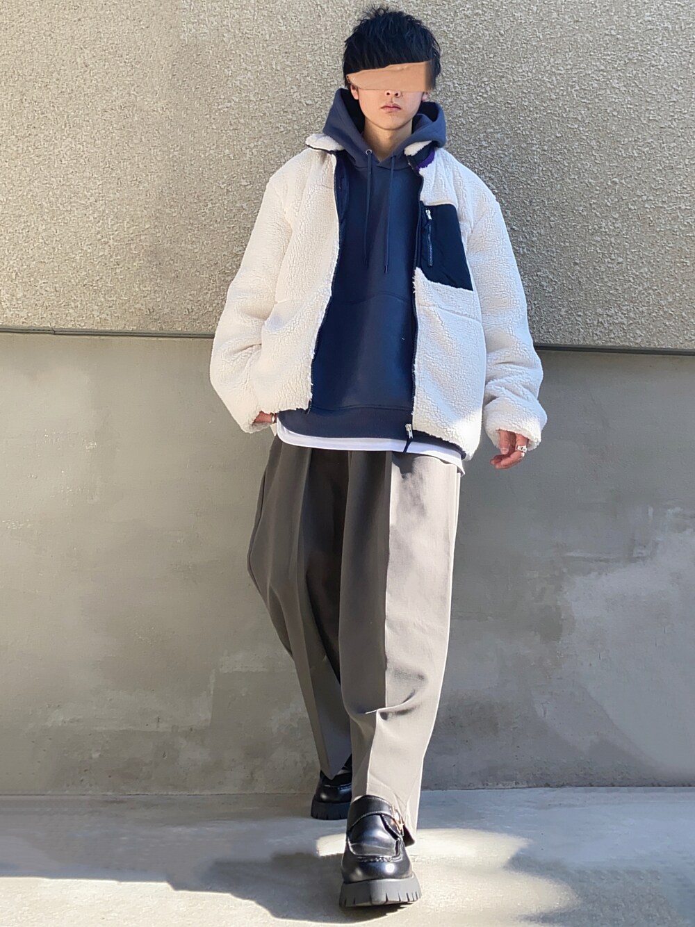 ホワイト系のブルゾン、ブルー系のパーカー、ホワイト系のタンクトップを着用したメンズの冬コーディネートの1枚目の写真