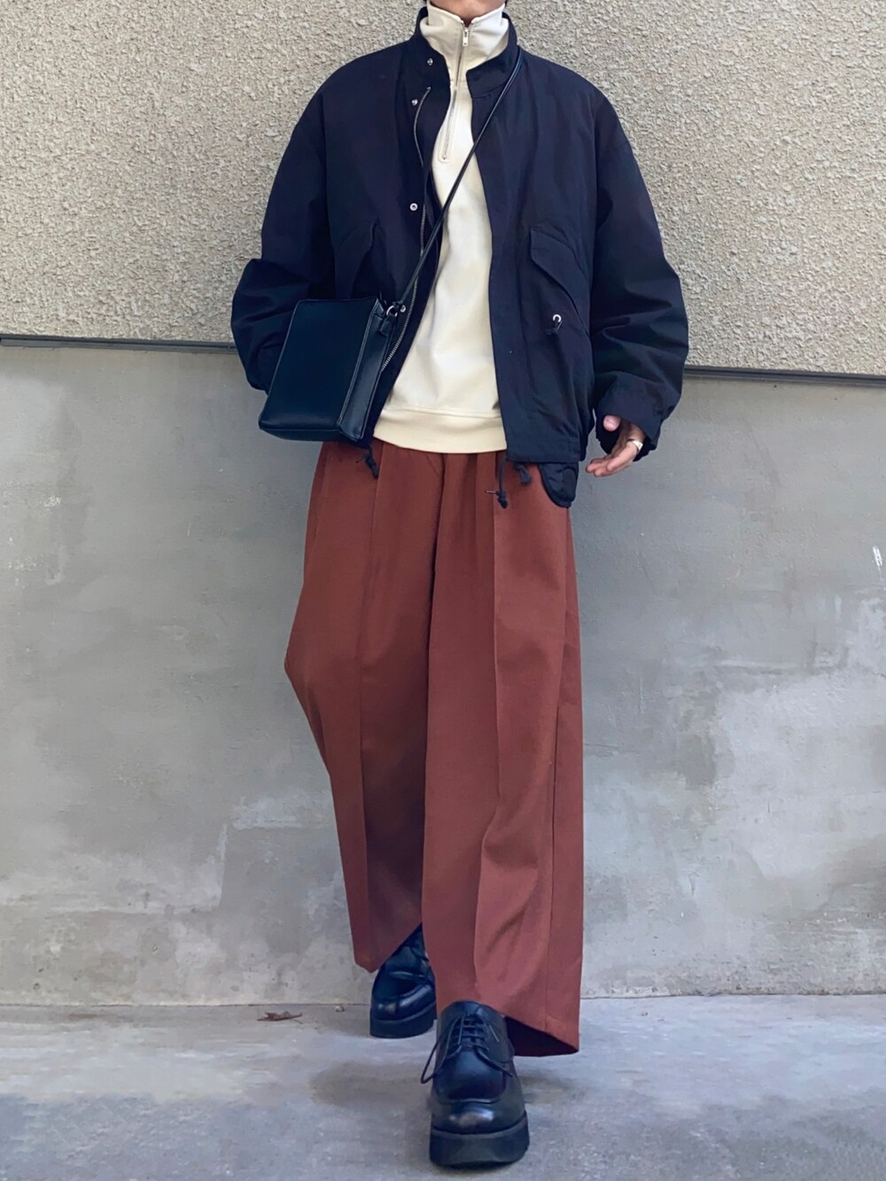 ブラック系のモッズコート、ホワイト系のスウェット、レッド系のスラックスを着用したメンズの冬コーディネートの1枚目の写真