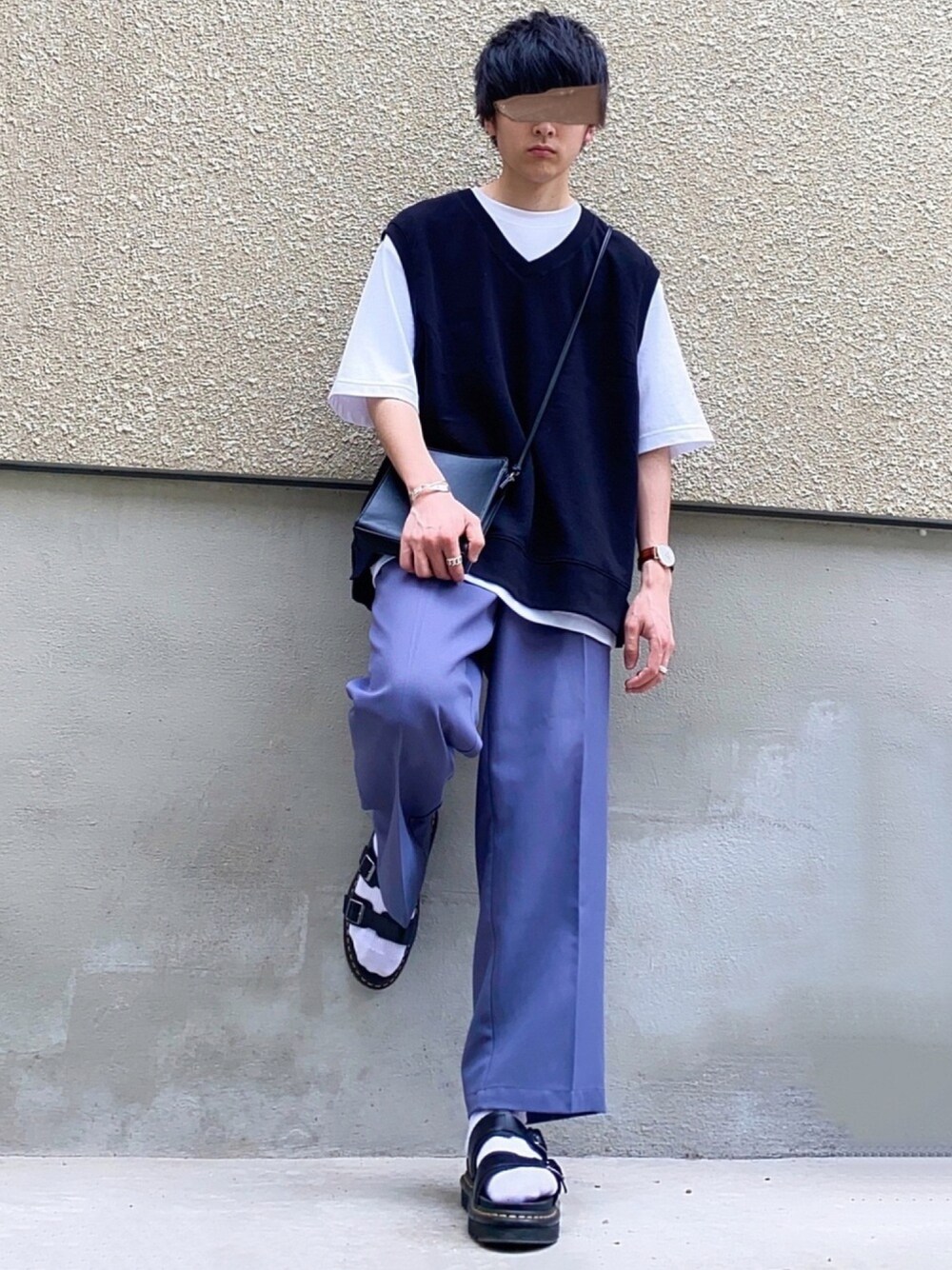 ブラック系のベスト、パープル系のスラックス、ブラック系のショルダーバッグを着用したメンズの夏コーディネートの1枚目の写真