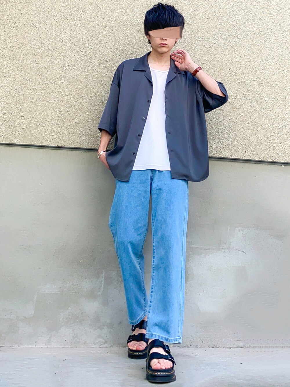 グレー系のシャツ/ブラウス、ホワイト系のタンクトップ、ブルー系のデニムパンツを着用したメンズの夏コーディネートの1枚目の写真