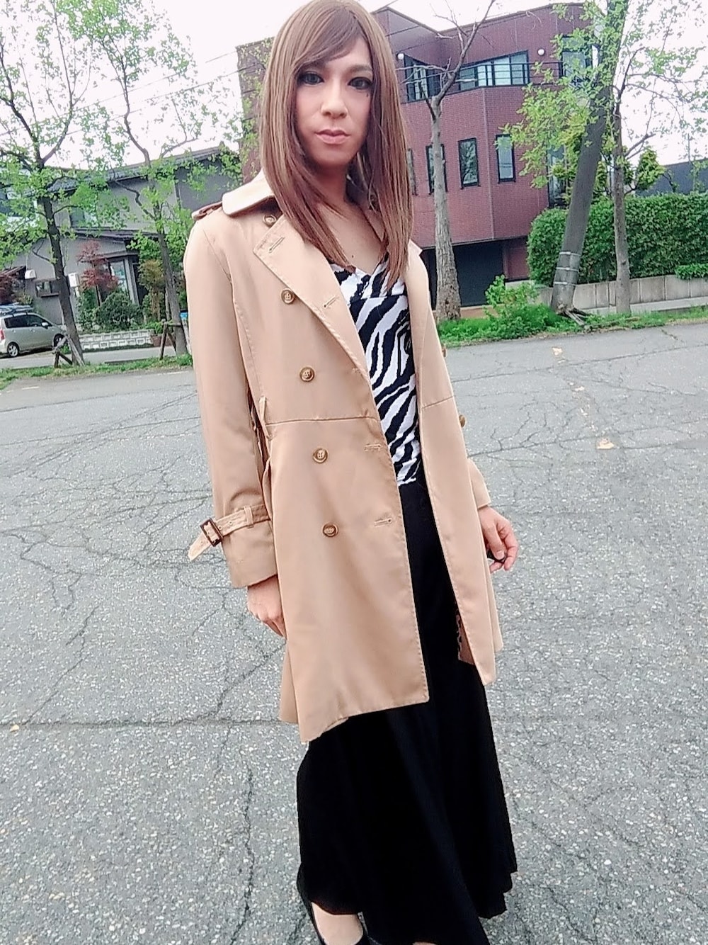 「女装、トレンチコート、おしゃれさんと繋がりたい、AVIRA PINK、murua」｜「MURUAのスーパーワイドサテンパンツ（その他パンツ、ブラック系）」を使った、西村らんさん（メンズ・170cm）の春コーディネートの1枚目の写真