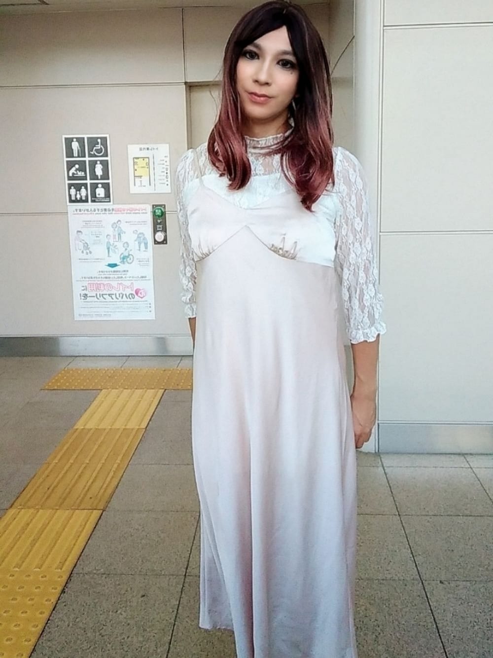 「オトナカジュアル、おしゃれさんと繋がりたい、oneway、NICE CLAUP、キャミソールワンピース」｜「one wayのハイネック総レース5分そでTOPS（Tシャツ/カットソー、ホワイト系）」を使った、西村らんさん（メンズ・170cm）の秋コーディネートの1枚目の写真