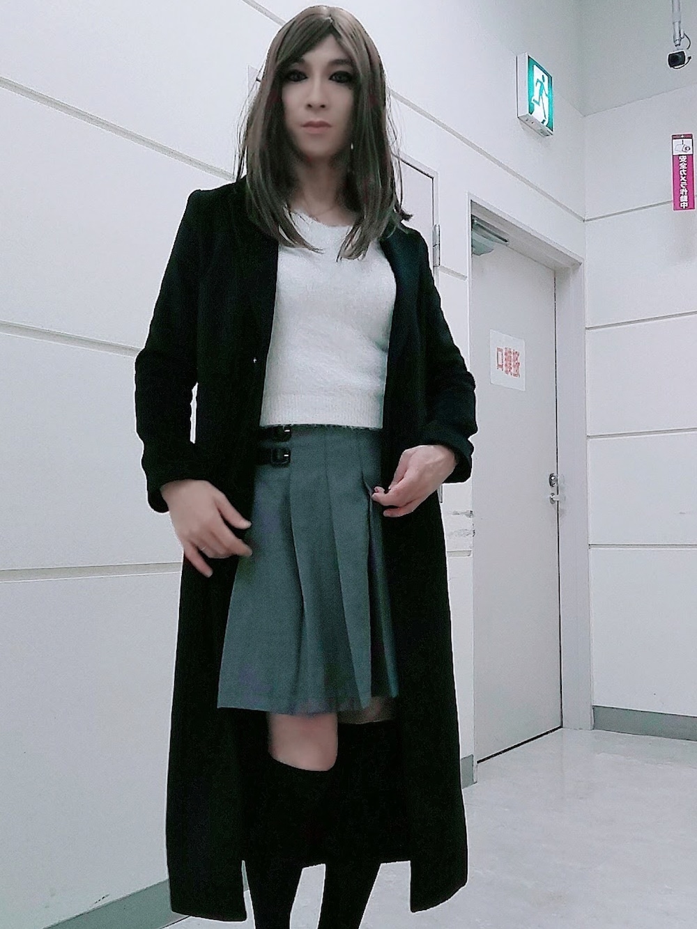 「おしゃれさんと繋がりたい、ロングコート、プリーツスカート、ニット、女装」｜「MISCH MASCHの衿ビジューフェザーヤーンニット（ニット/セーター、ホワイト系）」を使った、西村らんさん（メンズ・170cm）の冬コーディネートの1枚目の写真