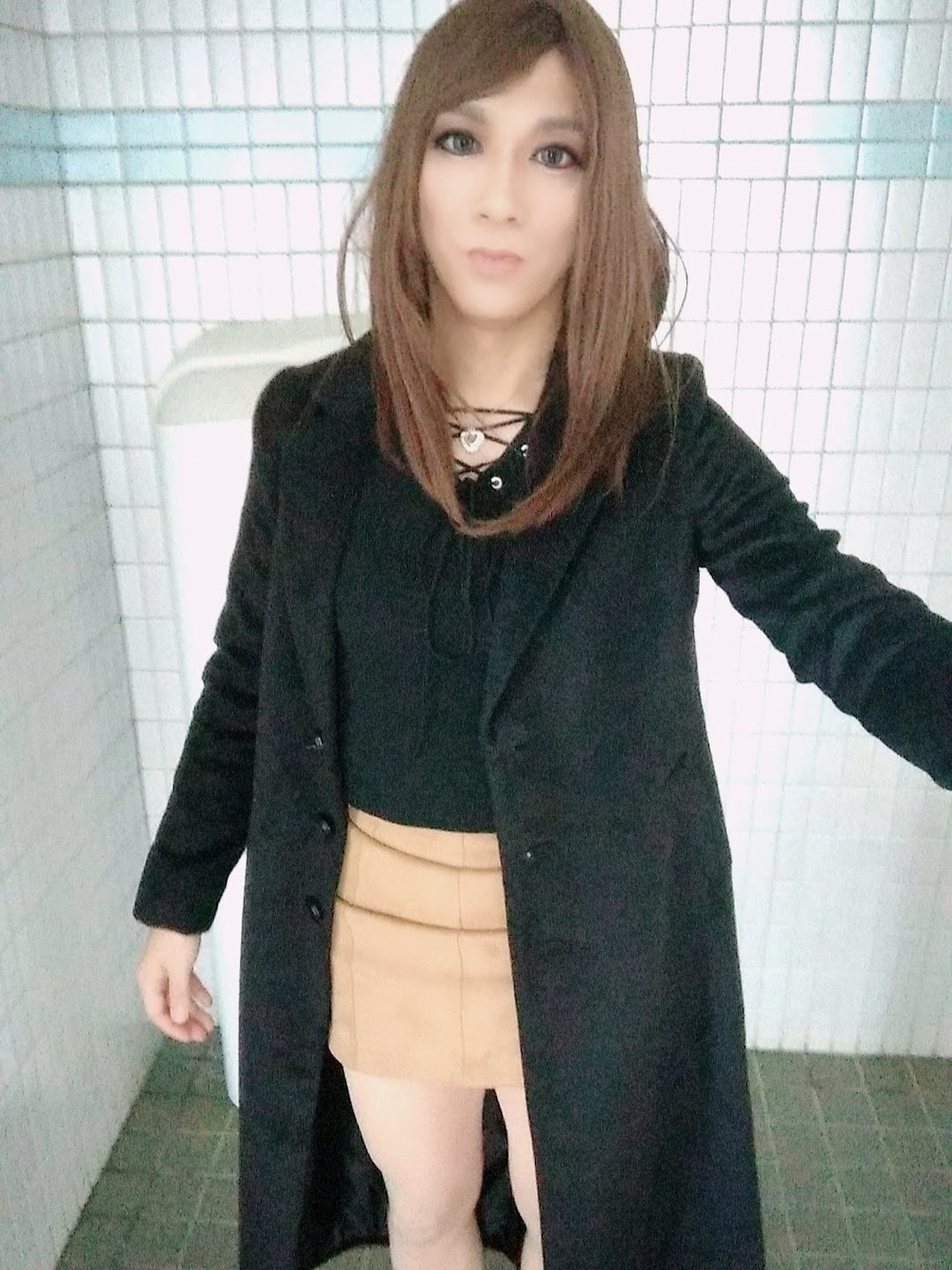 「女装、ミニスカート、LIPSERVICE、ロングコート、おしゃれさんと繋がりたい」｜「ROYAL PARTYの2WAYスタンドカラーロングコート（チェスターコート、ブラック系）」を使った、西村らんさん（メンズ・170cm）の春コーディネートの1枚目の写真