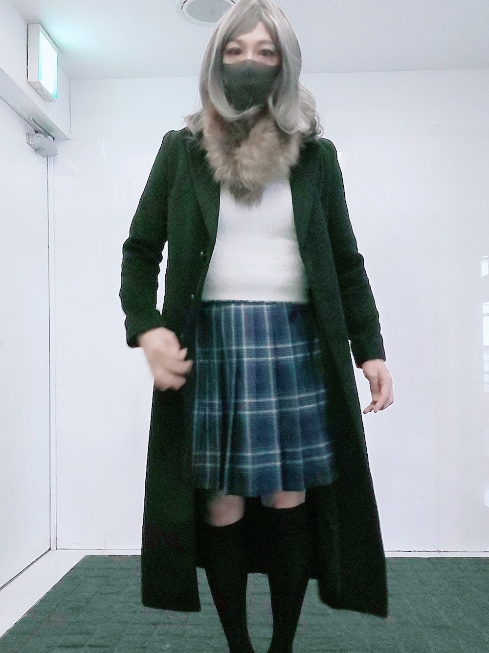 「冬コーデ、女装、おしゃれさんと繋がりたい、プリーツスカート」｜「ROYAL PARTYの2WAYスタンドカラーロングコート（チェスターコート、ブラック系）」を使った、西村らんさん（メンズ・170cm）の冬コーディネートの1枚目の写真