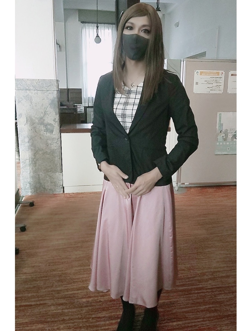 「ジャケットスタイル、サテンスカート、ロングスカート、秋コーデ、おしゃれさんと繋がりたい、女装」｜「ROPE' PICNICのアイテム（スーツジャケット、ブラック系）」を使った、西村らんさん（メンズ・170cm）の冬コーディネートの1枚目の写真