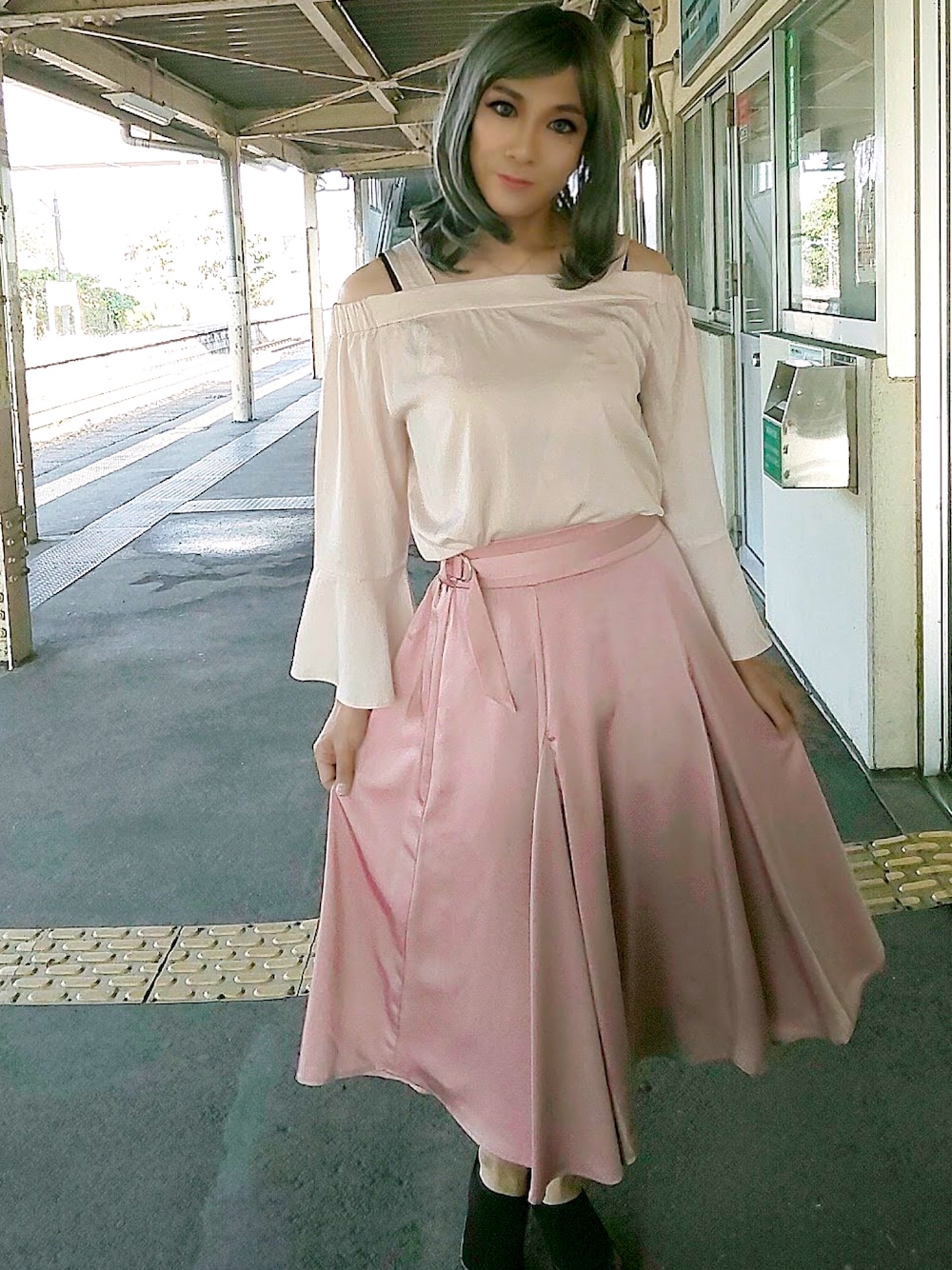 「おしゃれさんと繋がりたい、秋コーデ、サテンスカート、女装」｜「tocco closetのリングベルト付きサテンフレアスカート（スカート、ピンク系）」を使った、西村らんさん（メンズ・170cm）の冬コーディネートの1枚目の写真