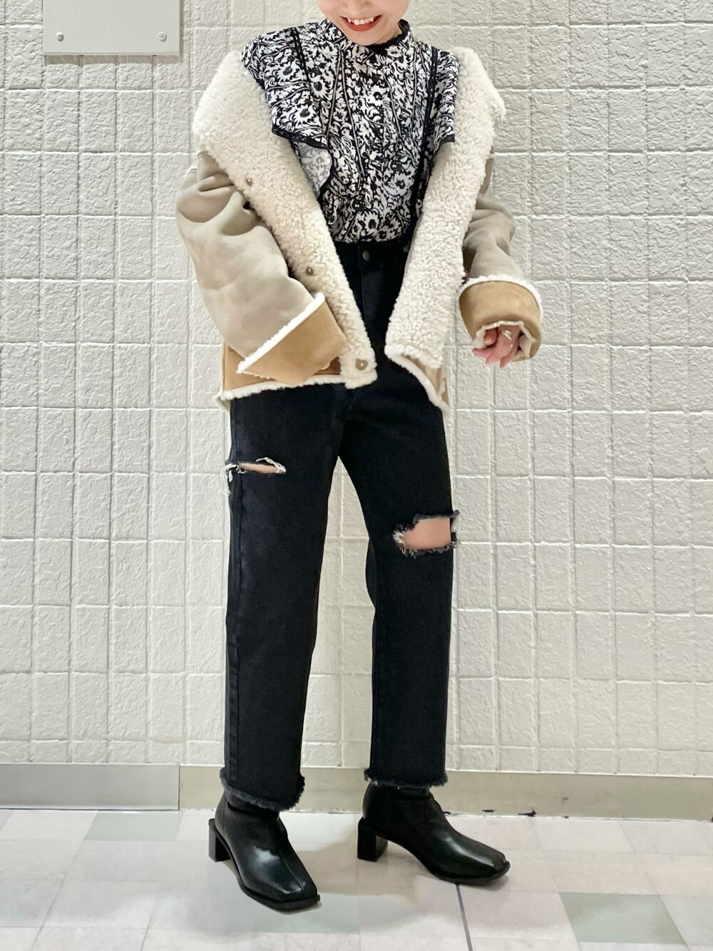 「ムートンコート、冬コーデ、ダメージデニムパンツ、ootd、スクエアトゥ、花柄、花柄ブラウス、フリルブラウス、ボアジャケット」｜「KBFの前後2WAYフリルシャツ（シャツ/ブラウス、ブラック系）」を使った、namuさん（レディース・155cm）の冬コーディネートの1枚目の写真