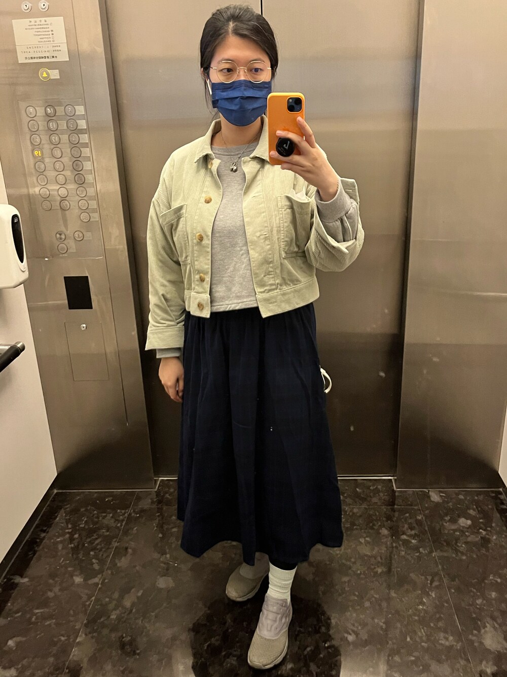 「earth music&ecologyのアイテム（スカート、ブルー系）」を使った、Ginty Huangさん（レディース・167cm）の冬コーディネートの1枚目の写真