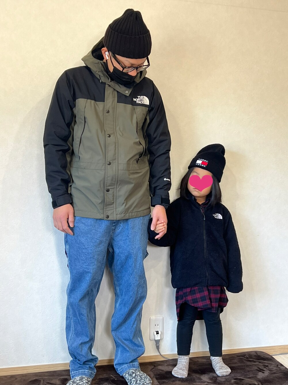 「パパと娘、THE NORTH FACE、TOMMY HILFIGER」｜「ムラサキスポーツの【ムラサキスポーツ別注】DEAR LAUREL/ディアローレル デニム ペインターパンツ D21F3101（デニムパンツ、ブルー系）」を使った、chamyさん（キッズ・100cm）の冬コーディネートの1枚目の写真