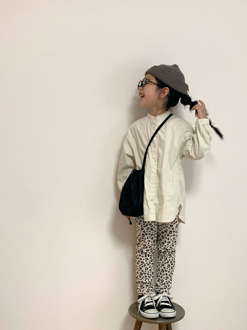 「コンバース、レオパード、ニット帽、めがね、シャツスタイル、キッズファッション、おしゃれさんと繋がりたい」｜「JAM & LINKの<20柄>10分丈ストレッチレギンス　90-140サイズ（レギンス/スパッツ、その他）」を使った、momono13さん（キッズ・110cm）の秋コーディネートの1枚目の写真
