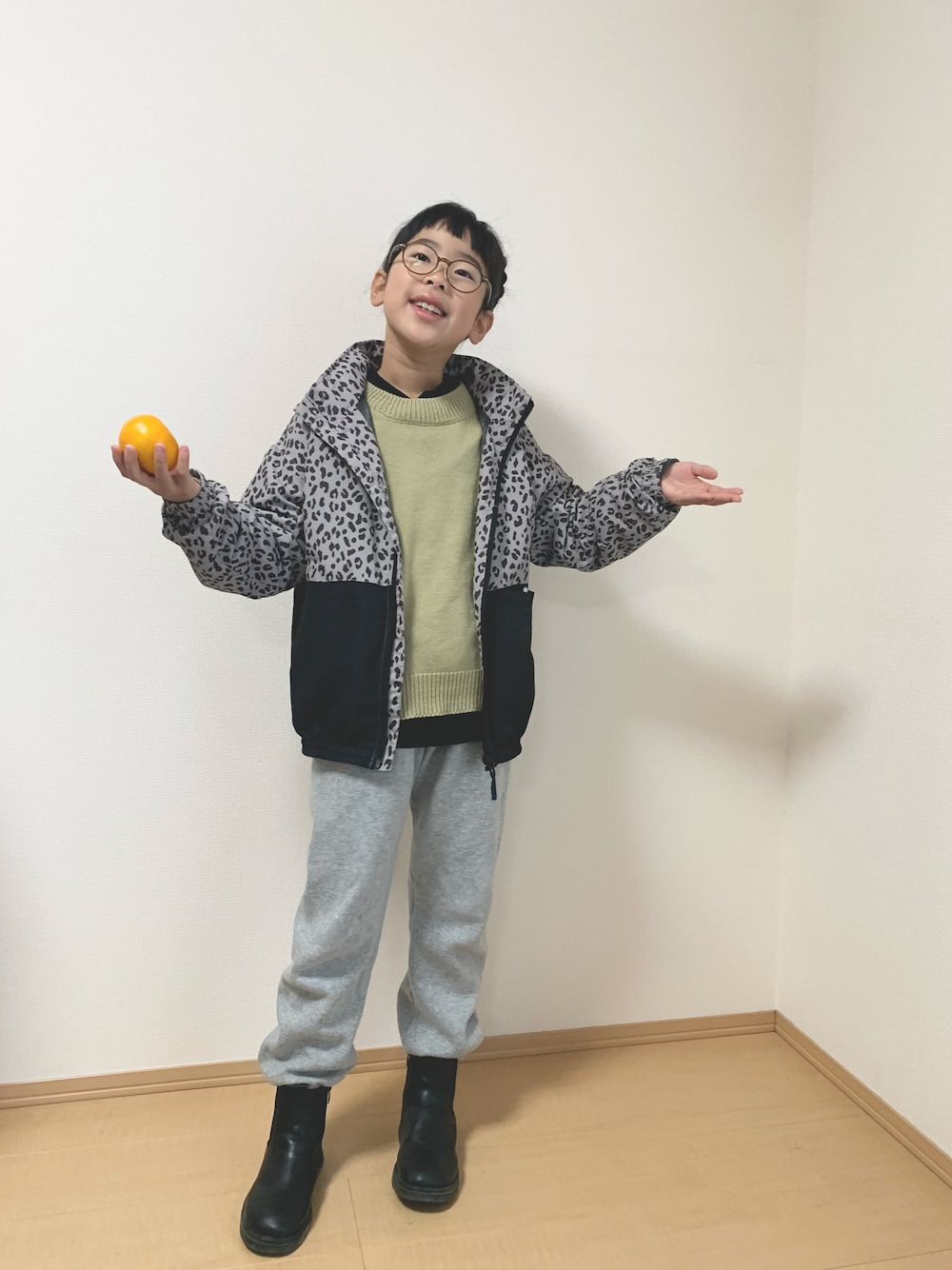 「グレー、スウエット、ブーツ、ウィンドブレーカー、おしゃれさんと繋がりたい、小学生、キッズファッション、キッズコーデ、冬コーデ、プチプラ」｜「monmimiのアイテム（パンツ、グレー系）」を使った、momono13さん（キッズ・130cm）の秋コーディネートの1枚目の写真