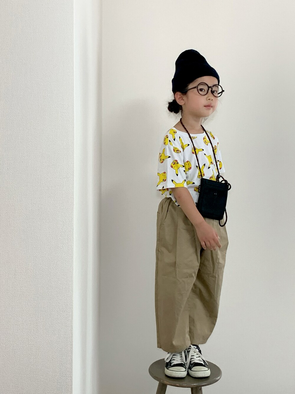 ブラック系のスニーカー、ブラウン系のその他パンツ、ホワイト系のTシャツ/カットソーを着用したキッズの夏コーディネートの1枚目の写真