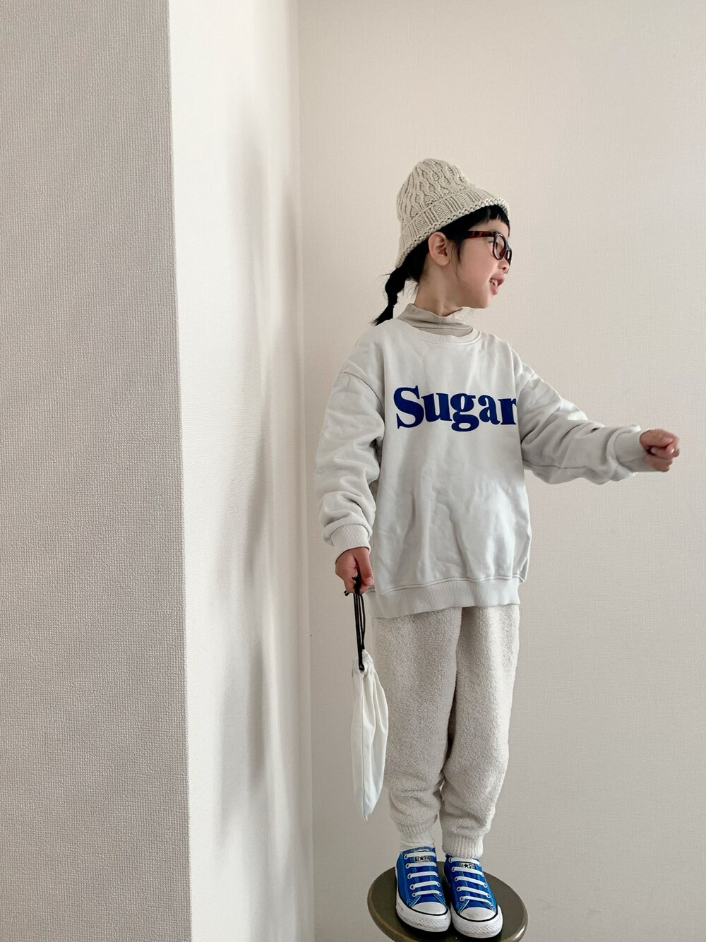 ホワイト系のスウェット、ホワイト系のパンツ、ブルー系のスニーカーを着用したキッズの冬コーディネートの1枚目の写真