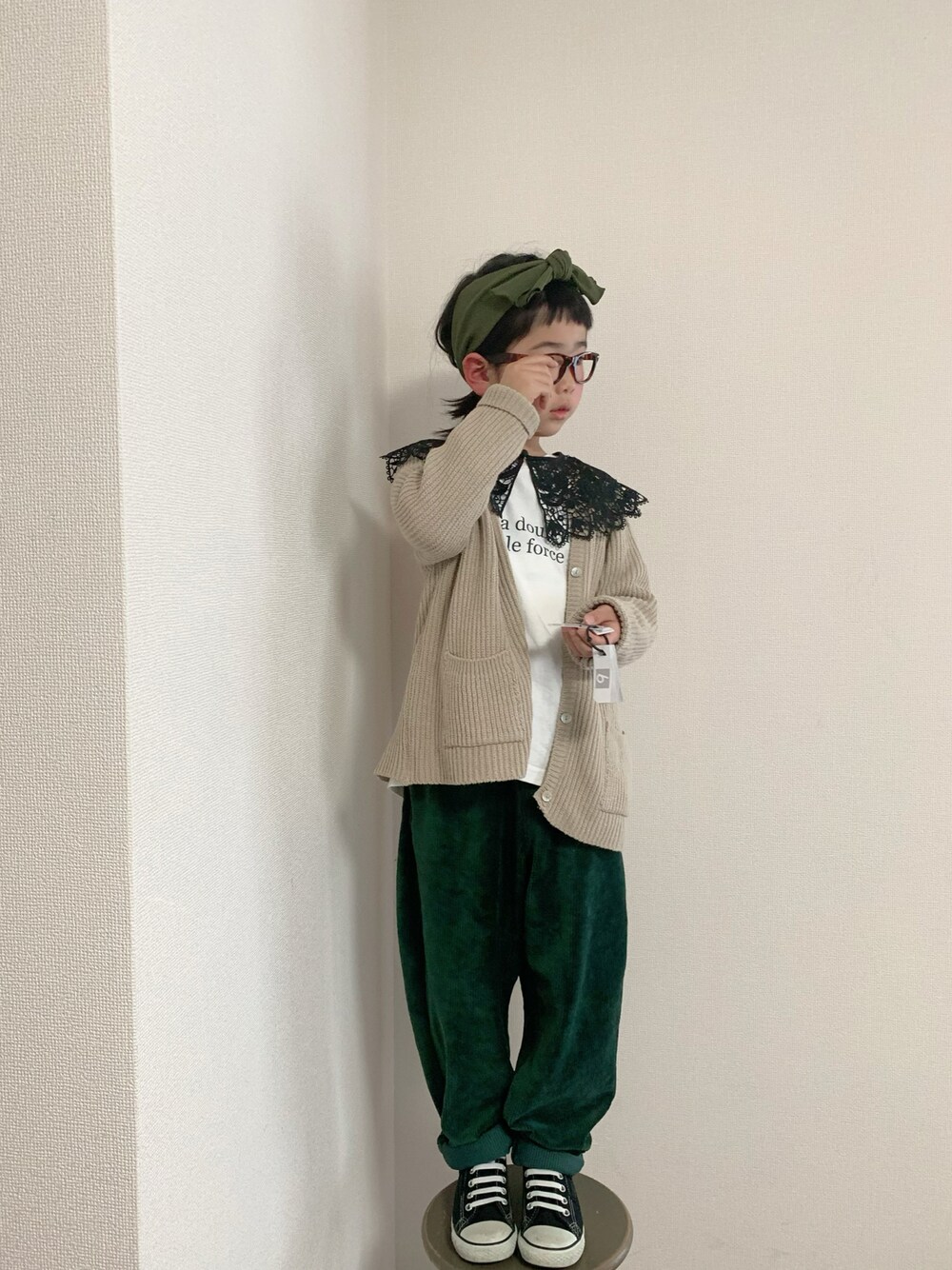 グリーン系のパンツ、ブラック系のスニーカーを着用したキッズの冬コーディネートの1枚目の写真