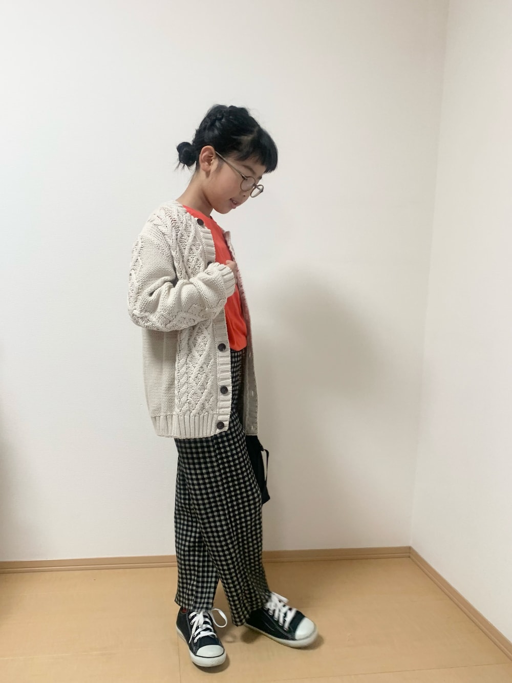 「キッズコーデ、キッズファッション、カーディガン、リブパンツ、チェック、コンバース、小学生、おしゃれさんと繋がりたい」｜「LOWRYS FARMのｓｅｌｆｃｕｔプリーツパンツ　926804（その他パンツ、ベージュ系）」を使った、momono13さん（キッズ・130cm）の秋コーディネートの1枚目の写真
