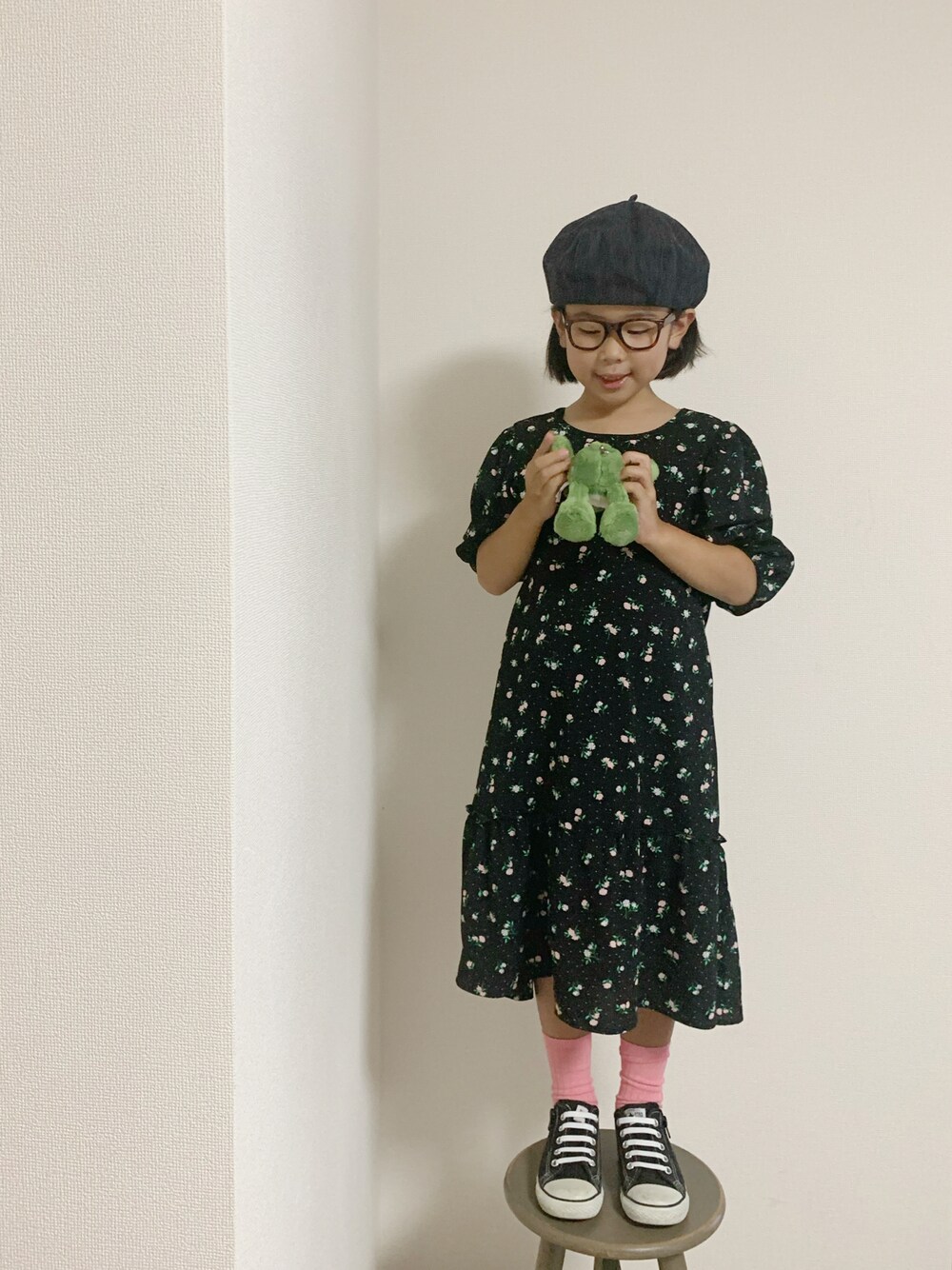 ブラック系のワンピース/ドレス、ブラック系のスニーカー、ブルー系のハンチング/ベレー帽を着用したキッズの秋コーディネートの1枚目の写真