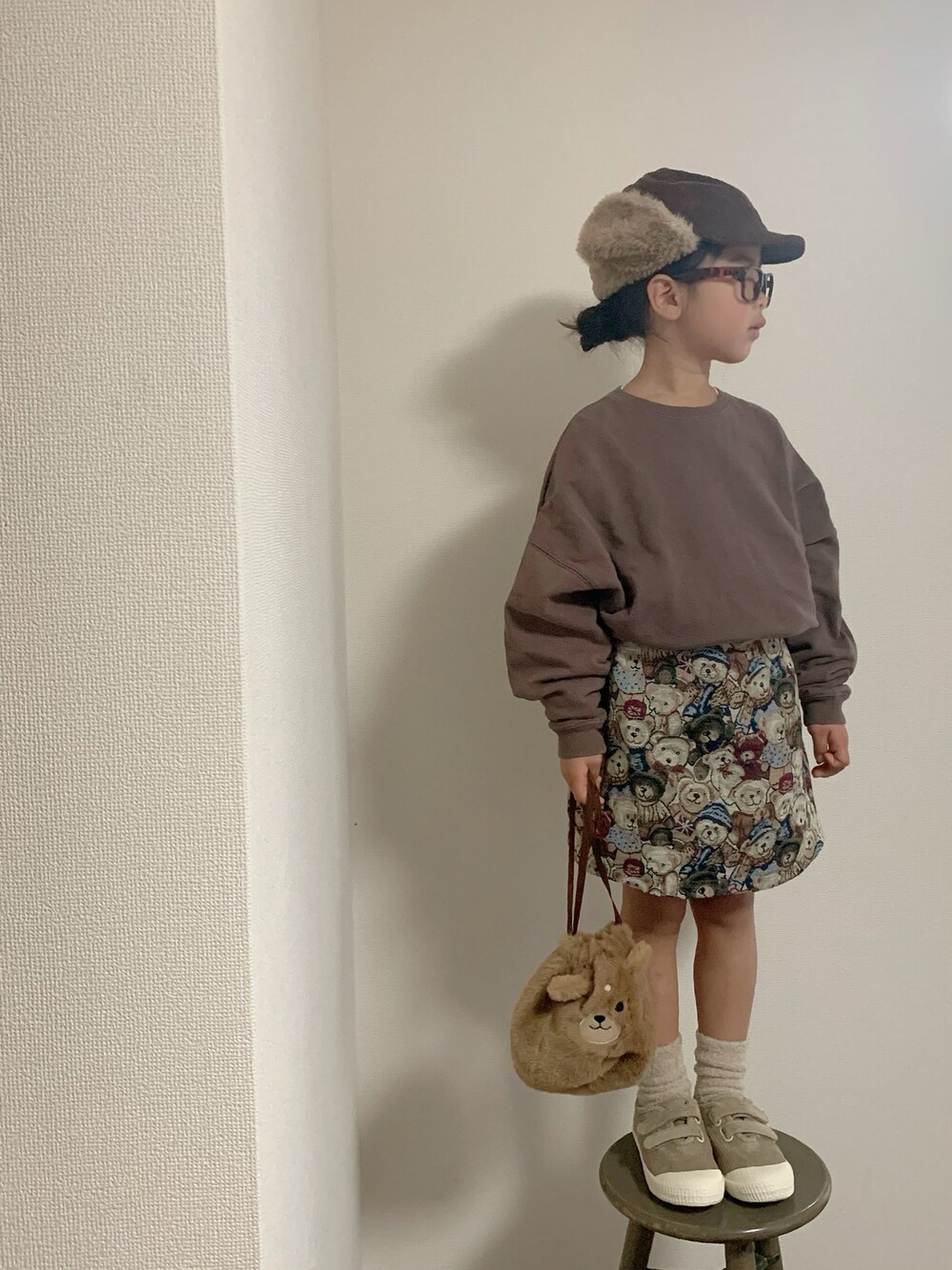 ブラウン系のバッグ、ベージュ系のスニーカー、その他のスカートを着用したキッズの秋コーディネートの1枚目の写真