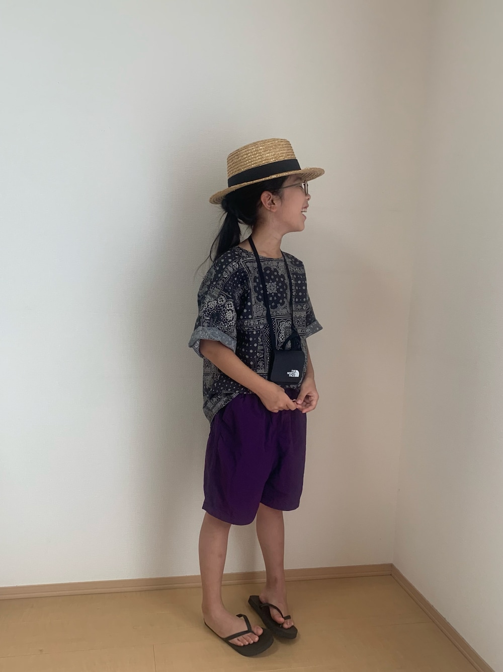 ブラック系のサンダル、パープル系のパンツ、ブラック系のシャツ/ブラウスを着用したキッズの夏コーディネートの1枚目の写真