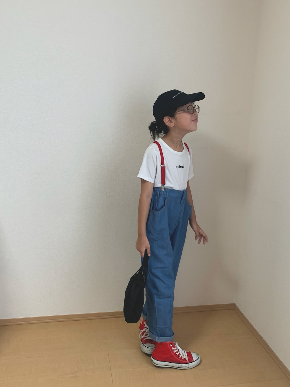 レッド系のスニーカー、ブルー系のデニムパンツを着用したキッズの夏コーディネートの1枚目の写真