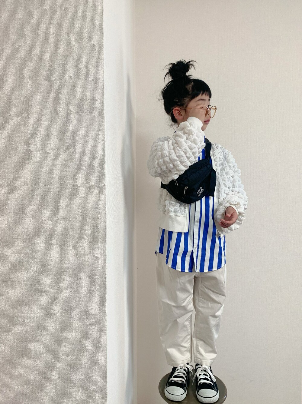「春服デビュー宣言、キッズコーデ、ストライプシャツ、ホワイトコーデ、ホワイト、おしゃれさんと繋がりたい、キッズファッション、はるコーデ」｜「CONVERSEのCONVERSE:CHILD ALL STAR N Z OX（スニーカー、ブラック系）」を使った、momono13さん（キッズ・120cm）の春コーディネートの1枚目の写真