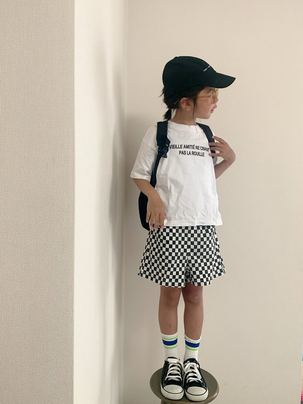 ホワイト系のTシャツ/カットソー、ブラック系のパンツ、ブラック系のスニーカーを着用したキッズの夏コーディネートの1枚目の写真
