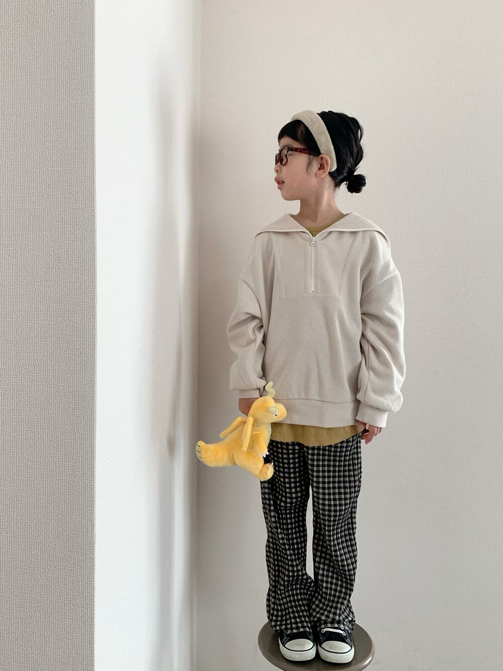 ベージュ系のその他パンツ、ベージュ系のトップスを着用したキッズの冬コーディネートの1枚目の写真