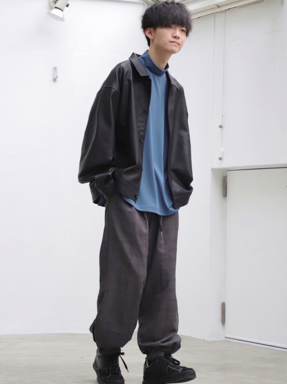 ブラック系のジャケット/アウター、ブルー系のTシャツ/カットソー、その他のその他パンツを着用したメンズの夏コーディネートの1枚目の写真