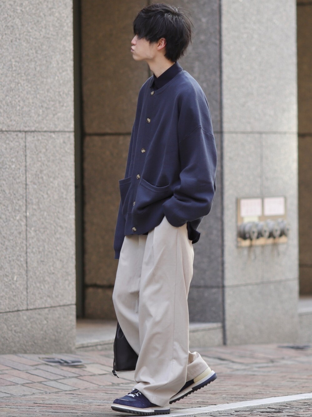 ブルー系のシャツ/ブラウス、ホワイト系のその他パンツ、ブルー系のスニーカーを着用したメンズの冬コーディネートの1枚目の写真