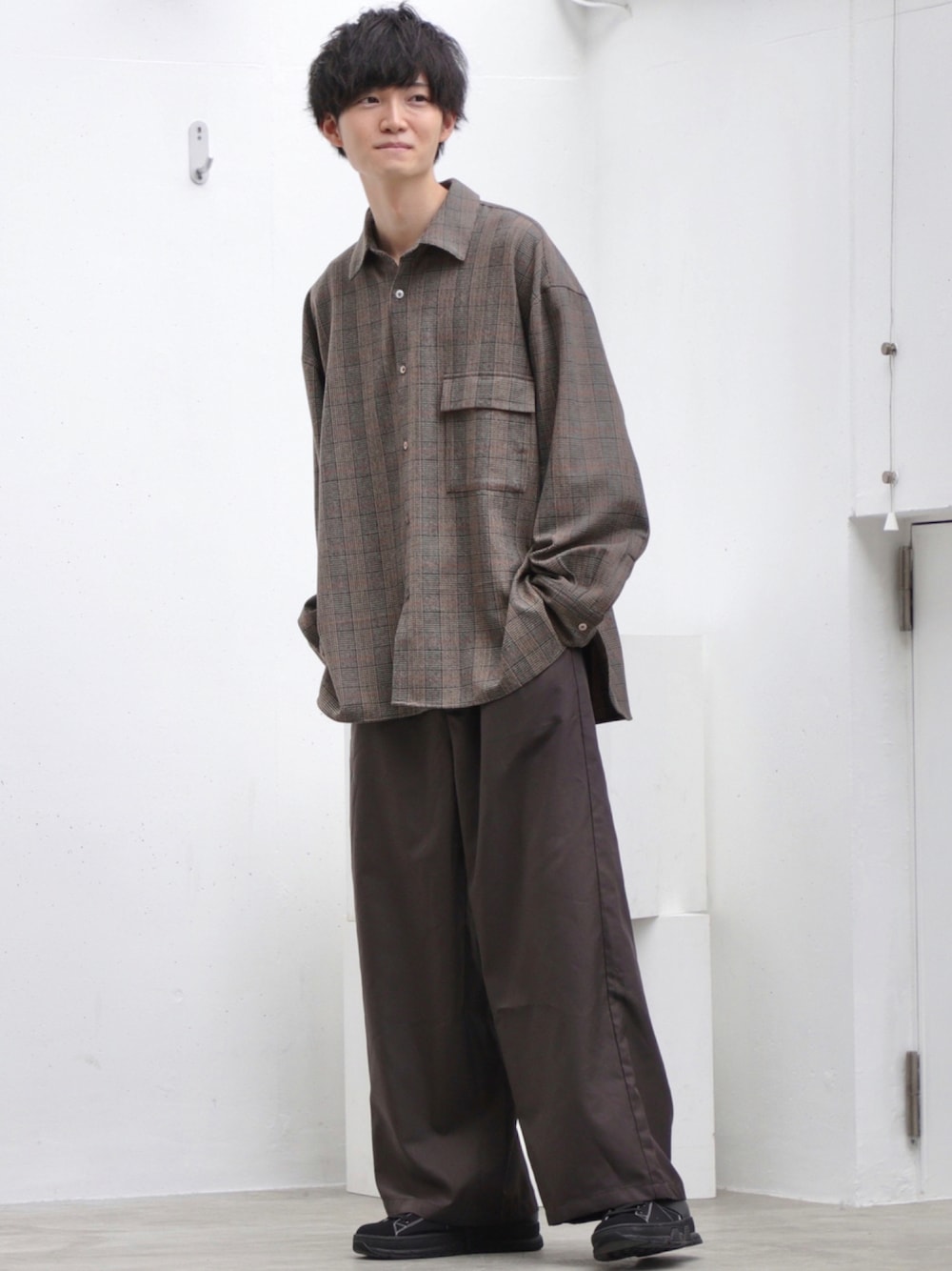 ブラウン系のシャツ/ブラウス、ブラウン系のその他パンツ、ブラック系のスニーカーを着用したメンズの秋コーディネートの1枚目の写真