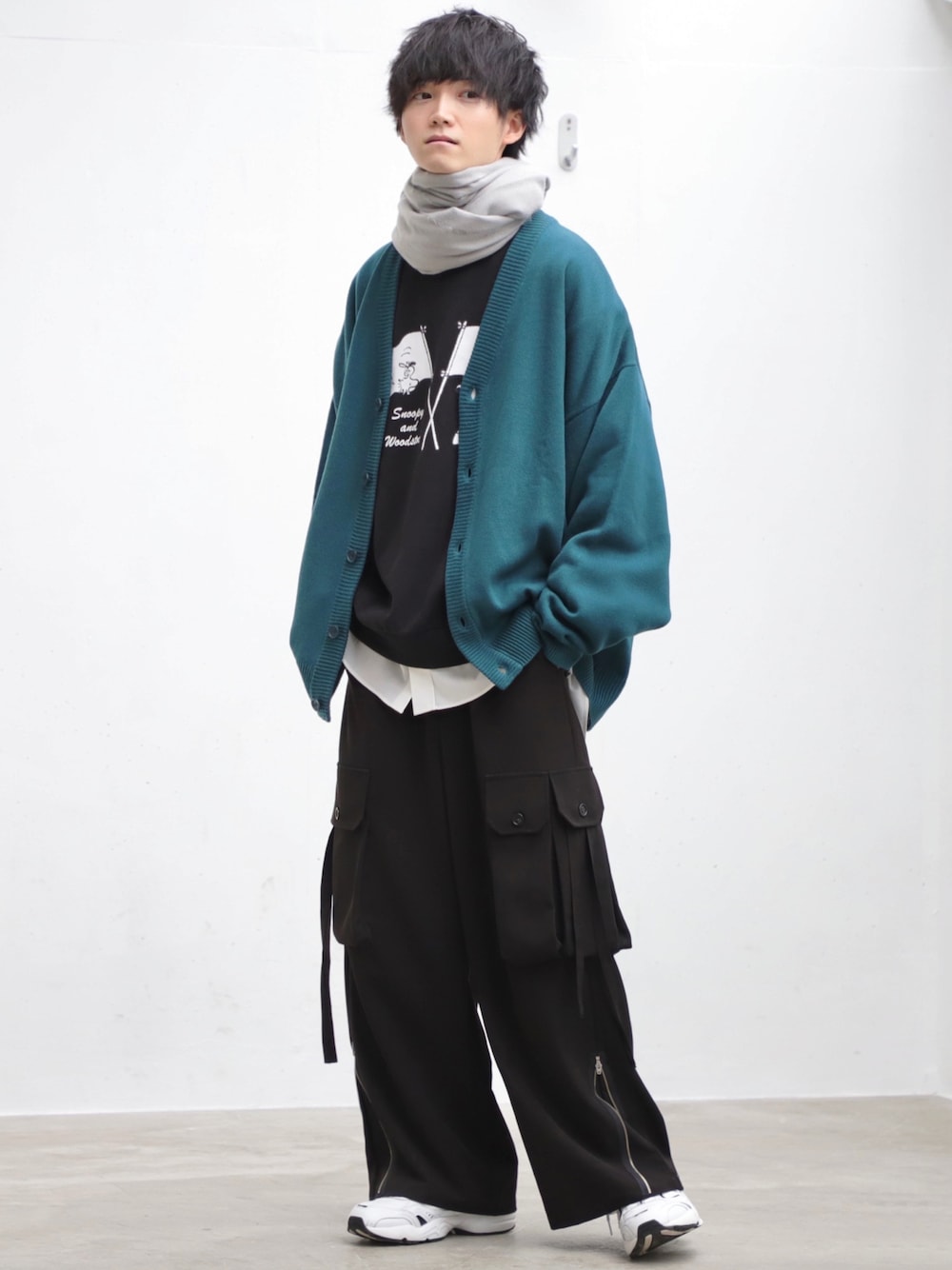 ブラック系のスウェット、ホワイト系のシャツ/ブラウス、ブラック系のカーゴパンツを着用したメンズの冬コーディネートの1枚目の写真