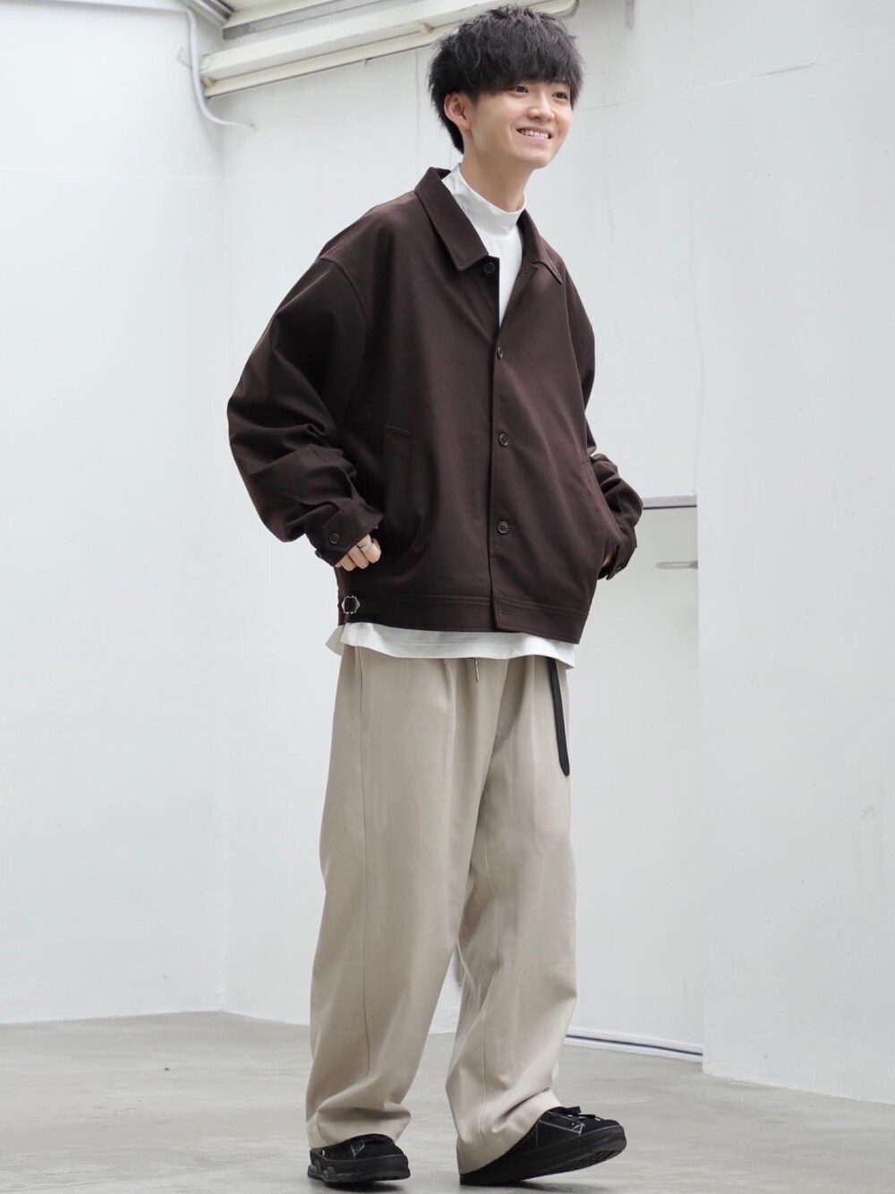 ブラウン系のブルゾン、ホワイト系のTシャツ/カットソー、ホワイト系のその他パンツを着用したメンズの秋コーディネートの1枚目の写真