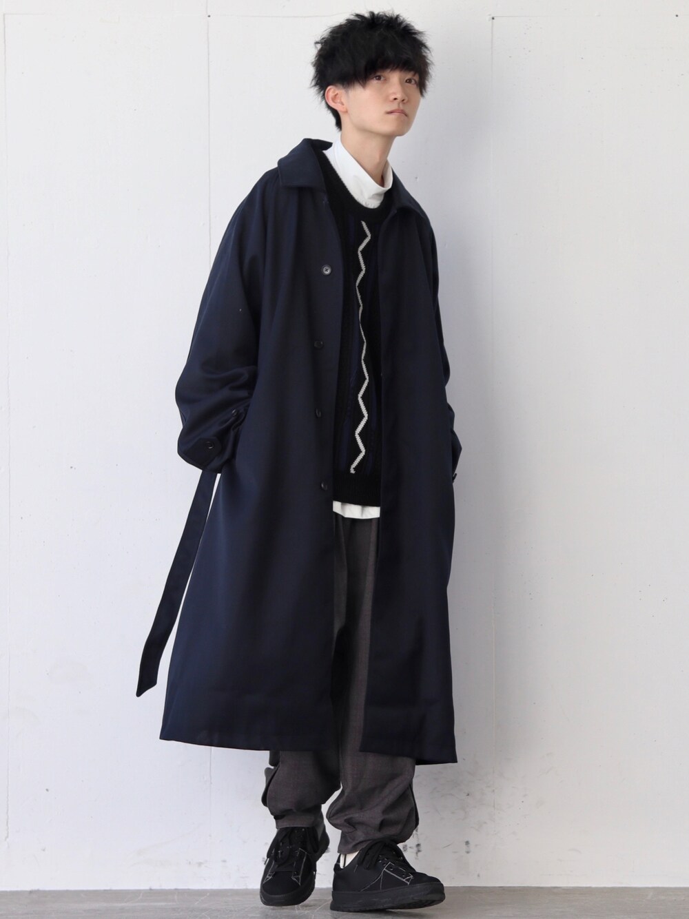 ブラック系のニット/セーター、ホワイト系のTシャツ/カットソー、その他のその他パンツを着用したメンズの秋コーディネートの1枚目の写真