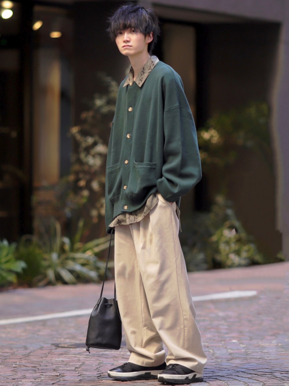 その他のカーディガン/ボレロ、その他のカーディガン/ボレロ、ホワイト系のその他パンツを着用したメンズの冬コーディネートの1枚目の写真