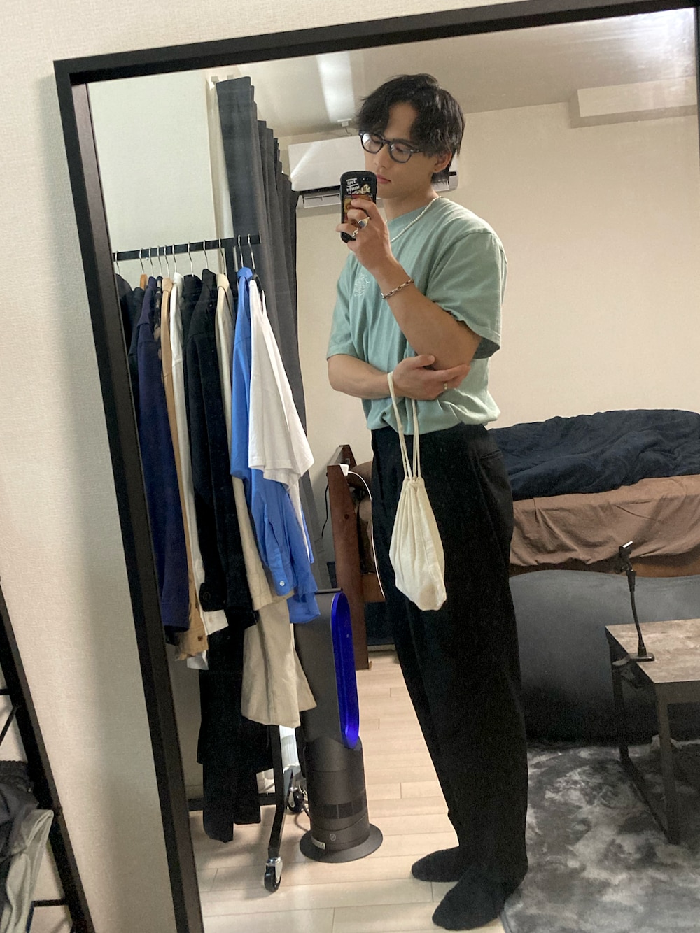 「休日スタイル、メンズコーデ、夏コーデ、Tシャツ、メガネ男子、UNIQLO、黒スラックス」｜「theoryのアイテム（スラックス、ブラック系）」を使った、なたでーさん（メンズ・180cm）の秋コーディネートの1枚目の写真